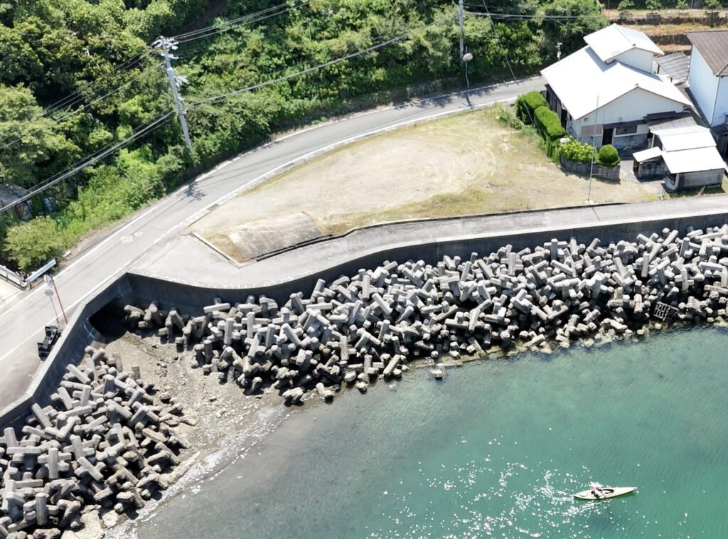 目の前に穏やかな海が広がる古民家再生民泊「廃校シェアハウスはなれ」